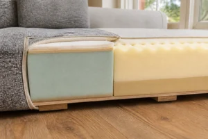 Coupe transversale de coussins de canapé montrant différentes densités de mousse côte à côte
