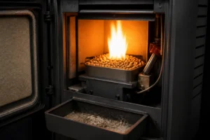 Intérieur d'un poêle à granulés Cadel avec brasero incandescent et granulés de bois visibles