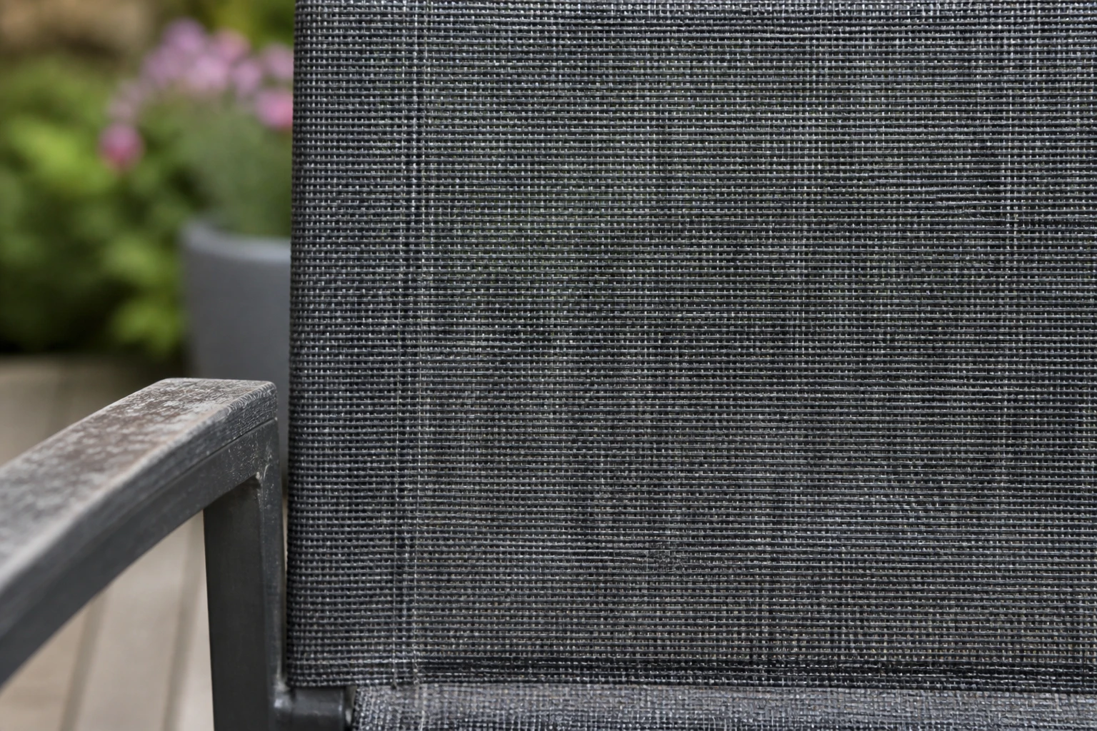 Fauteuil de jardin en textilène anthracite, détail de la texture de la toile PVC polyester