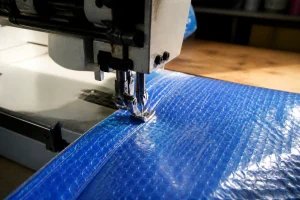 Couture d'une bâche à bulle de piscine au point zigzag sur machine à coudre robuste